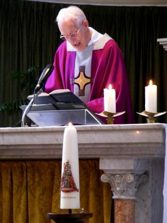Pater Hans Peters leest het Epistel... 